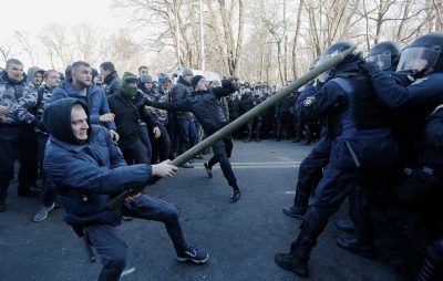 Драка под Радой: полиция пошла в атаку и снесла палаточный лагерь митингующих