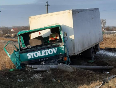 На Сумщине грузовик протаранил поезд, есть пострадавшие - Украина новости
