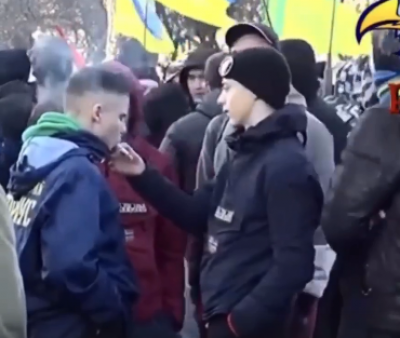 Пробуют новый урожай: юные "фермеры" курили по кругу во время протестов под Радой