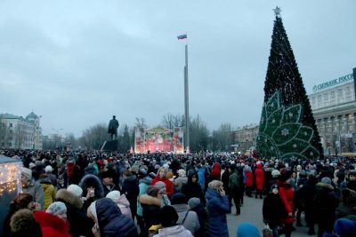 Сепаратисты похвастались новогодними елками в Донецке и Луганске - фото, видео