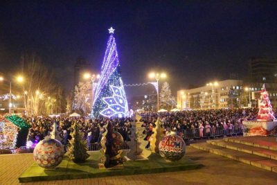 Сепаратисты похвастались новогодними елками в Донецке и Луганске - фото, видео