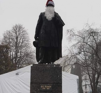 В сквере Тернополя Пушкина превратили в Йоулупукки - Новости Тернополя