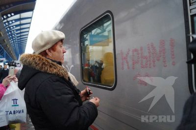 Женщина встречает поезд Путина / Фото kp.ru