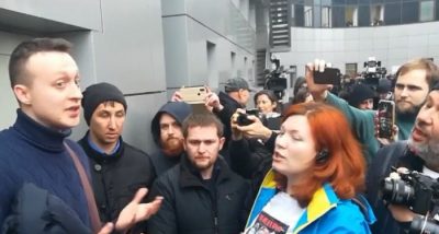 Дмитрия Кучра (слева) атаковали у здания Киевского апелляционного суда / Скриншот