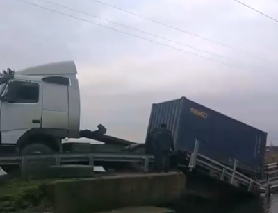 У Николаева фура уничтожила мост, опубликованы фото и видео