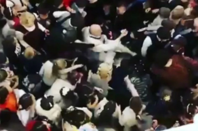 В российском театре дети едва не разорвали актера из-за конфет / Фото: скриншот из видео В российском театре дети едва не разорвали актера из-за конфет / Фото: скриншот из видео