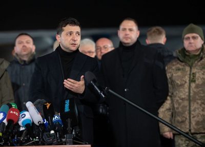 'Я возвращал живых. Это был мой выбор': Зеленский в аэропорту ответил на вопросы по обмену беркутовцев