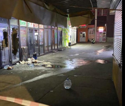 "Под носом у полиции": в Киеве разгромили, обстреляли и подожгли павильоны рынка