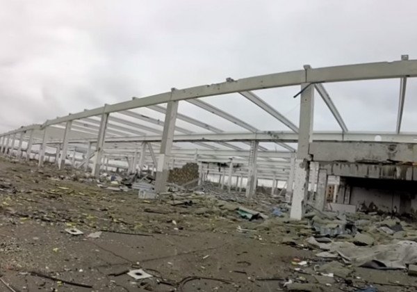 "Жуки съели": в Сети показали развалины гипермаркета Метро в Донецке