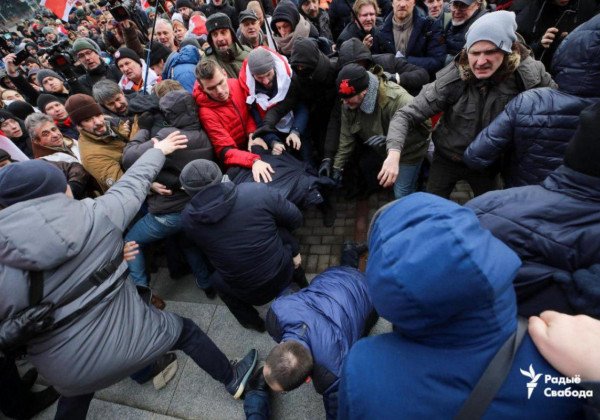 Побои и аресты: в Минске бунтуют против "усатого козла" и интеграции с РФ