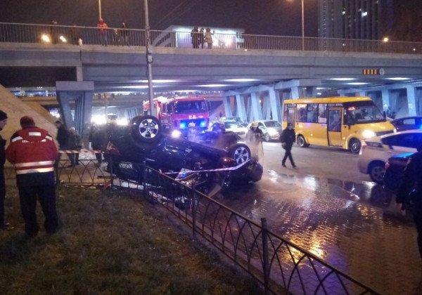 На Левобережной в Киеве авто рухнуло с моста на дорогу: жуткие фото