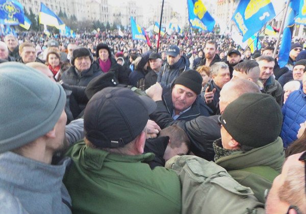 На Майдане во время вече Порошенко забросали яйцами