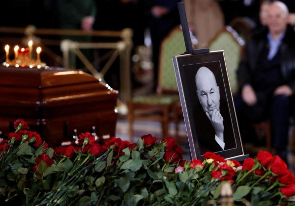 Лужков похоронен: СМИ узнали, почему на прощании гроб был закрыт