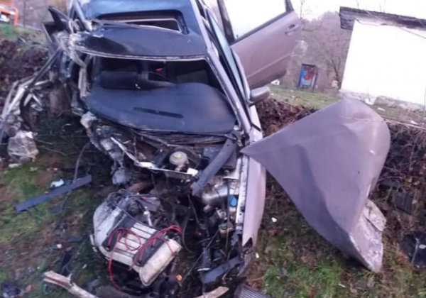 На Закарпатье иномарка влетела в остановку и убила девушку