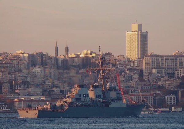 Ракетный эсминец США зашел в Черное море: впечатляющие фото