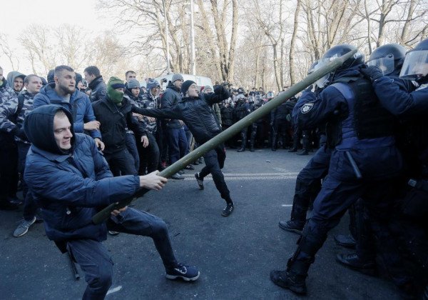 Драка под Радой: полиция пошла в атаку и снесла палаточный лагерь митингующих