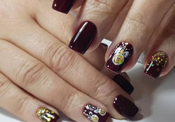 Ногти 2020 зима – праздничный маникюр марсала на Новый год 2020 фото