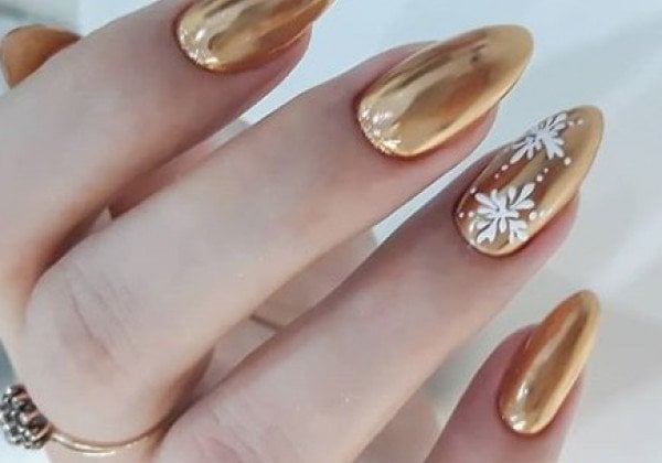 Золотистый маникюр на Новый год 2020 – самый блестящий новогодний маникюр 2020 фото