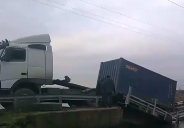 У Николаева фура уничтожила мост, опубликованы фото и видео