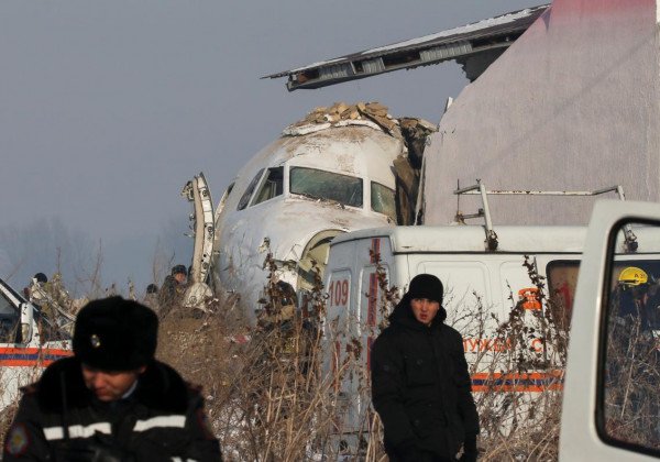 Число жертв крушения самолета Fokker-100 в Казахстане возросло