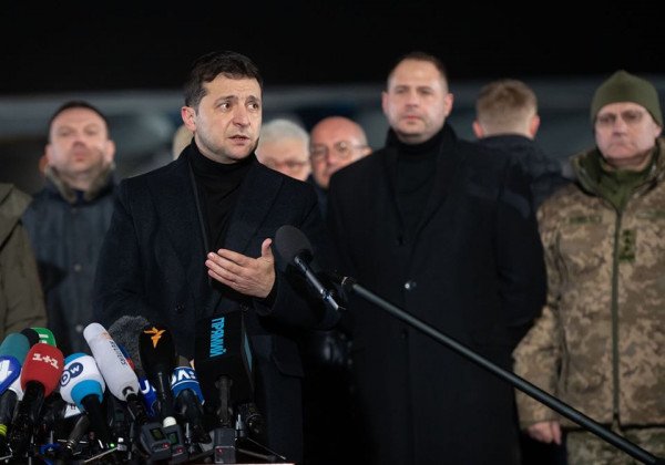 "Я возвращал живых. Это был мой выбор": Зеленский в аэропорту ответил на вопросы по обмену беркутовцев