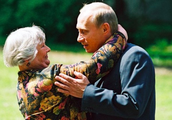 Он уходит? Кремль показал редкие фото Путина и подвел итоги за 20 лет