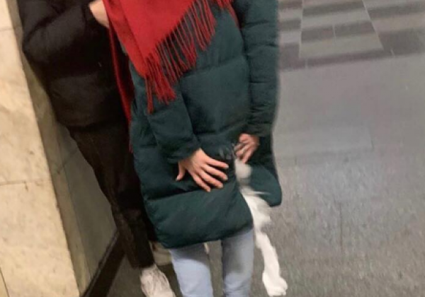 В метро Киева эскалатор "укусил" девушку-нарушительницу, опубликованы фото