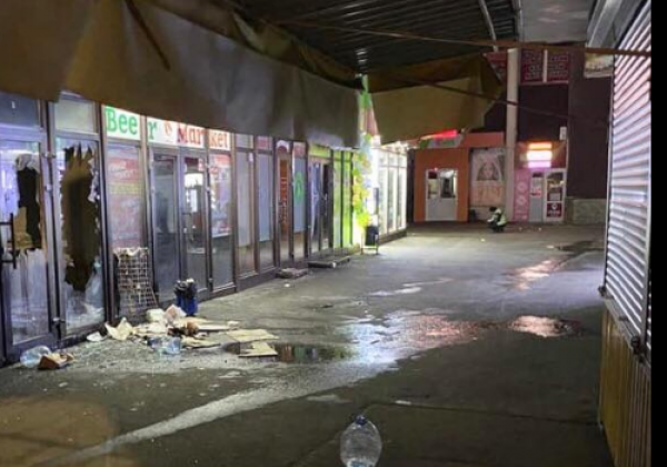 "Под носом у полиции": в Киеве разгромили, обстреляли и подожгли павильоны рынка