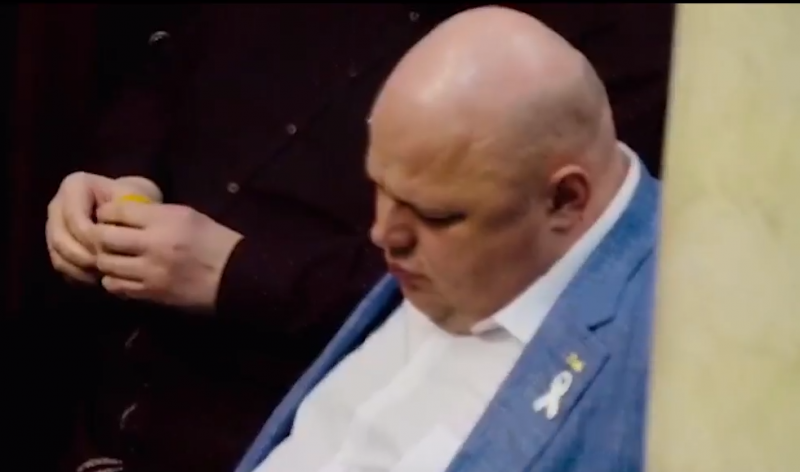 "Работал в турборежиме": в Раде застукали спящим еще одного "слугу народа"