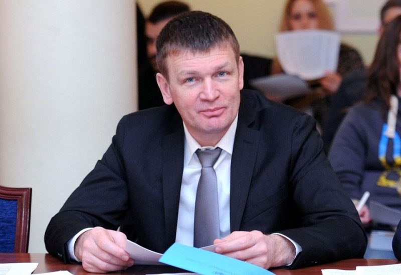Прятал руку под газету: в Раде определился "юбилейный" кнопкодав