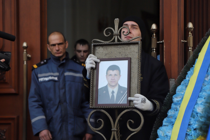 Сбила студентка: в Одессе прощаются с погибшим во время пожара спасателем