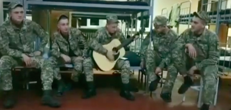 "Малоросская суть": украинские военные-срочники зашкварились из-за песни о войне в Чечне