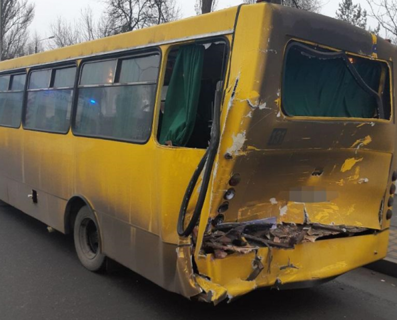 В Киеве "поцеловались" фура и маршрутка, много пострадавших