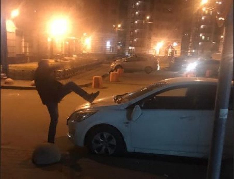 "Че, зря что ли в Сирии пробыл": неадекват в России погромил авто на парковке - видео