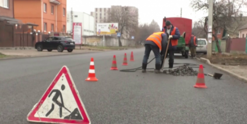 В Черкассах горе-подрядчик во время ремонта дорог заасфальтировал люки