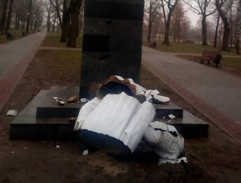 В Харькове расправились с памятником советскому писателю, опубликованы фото