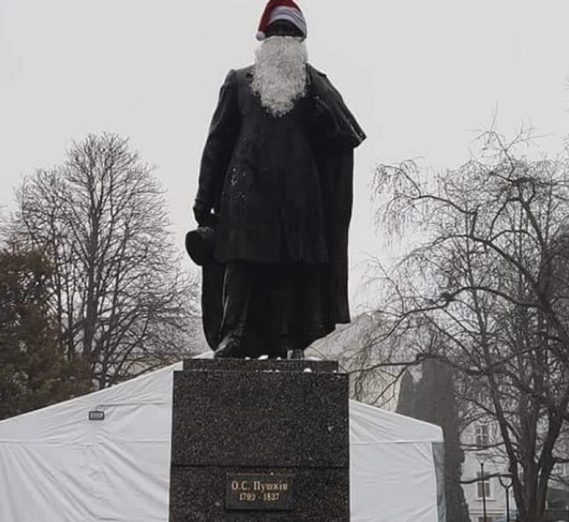 В Тернополе Пушкин "превратился" в Йоулупукки, опубликованы фото