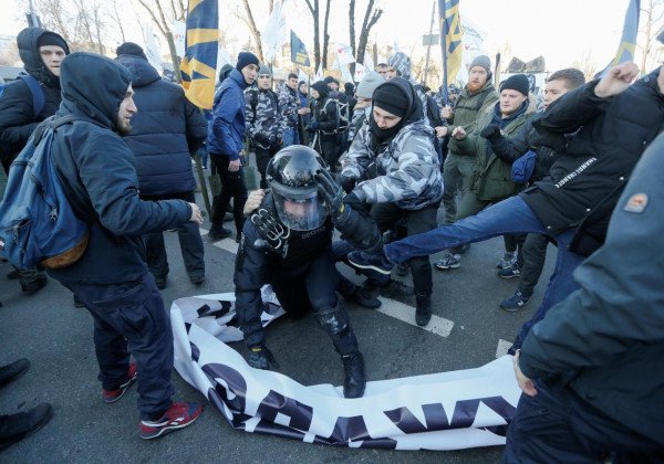 Под Радой подрались Нацкорпус и полиция/ Reuters