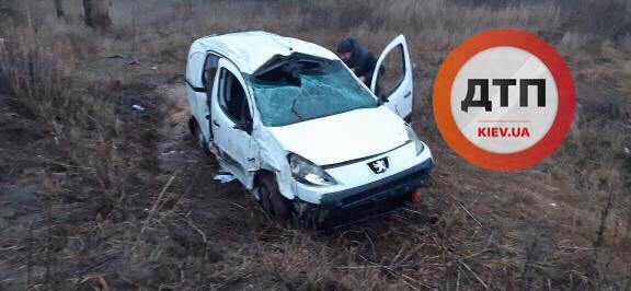 На Киевщине опрокинулось авто, в котором катались дети, узнали журналисты