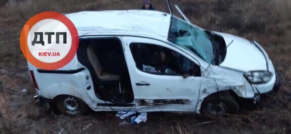 На Киевщине опрокинулось авто, в котором катались дети, узнали журналисты