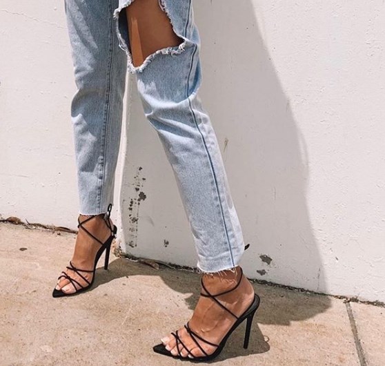 В моду вернулись рваные джинсы / Instagram