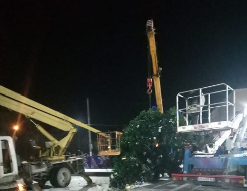 Перед Новым годом 2020 в Дунаевцах рухнула главная елка