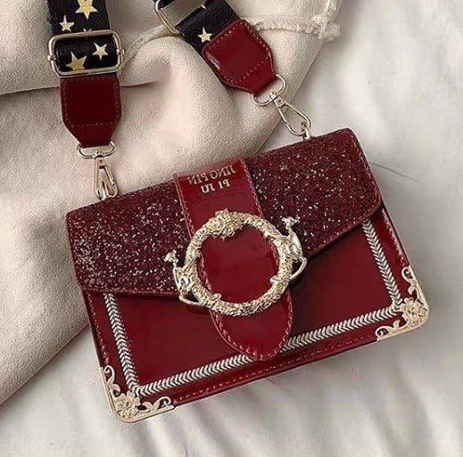 В моде сумки с крупніми пряжками / Instagram