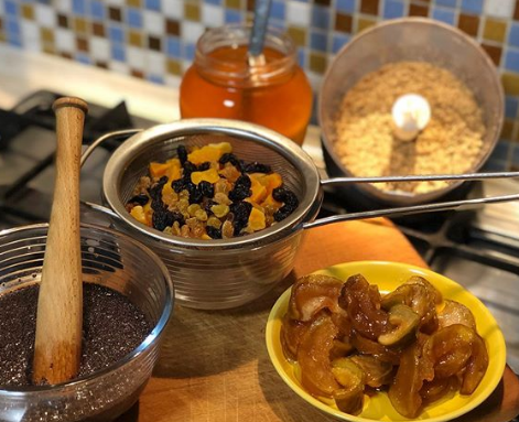 Кутя в мультиварці готується на режимі Тушкування Кутя в мультиварці готується на режимі Тушкування