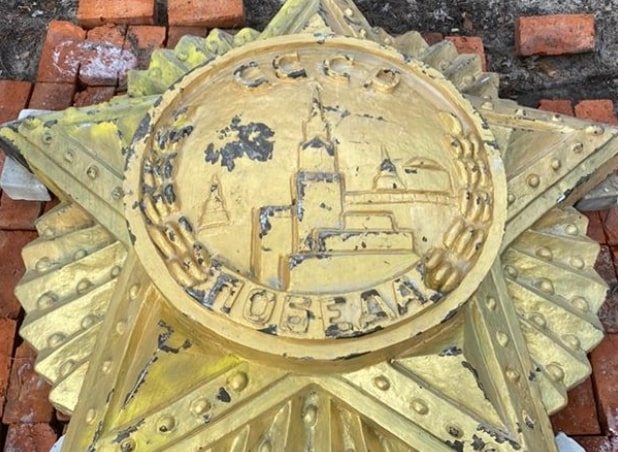 "Вернем его": Добкин тряхнул кошельком и купил орден с советского памятника - фото