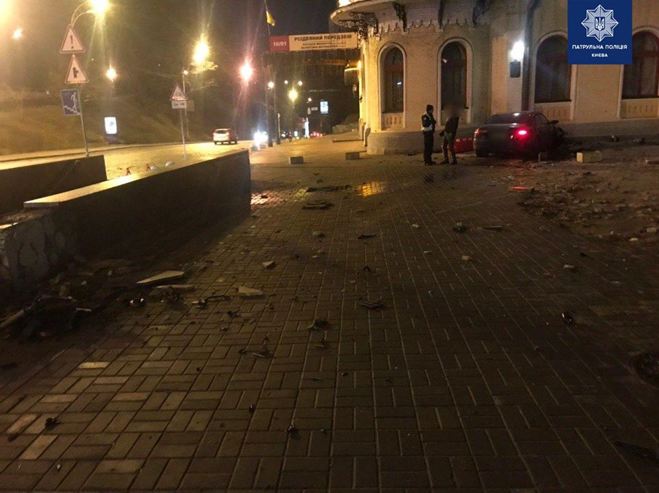 Сегодня в Киеве пьяный водитель на иномарке влетел в здание филармонии - Новости Сегодня в Киеве пьяный водитель на иномарке влетел в здание филармонии - Новости