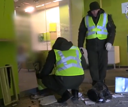 В Киеве на ул. Героев Днепра подорвали отделение банка