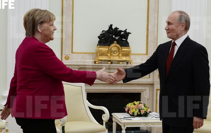 Меркель прилетела с официальным визитом к Путину