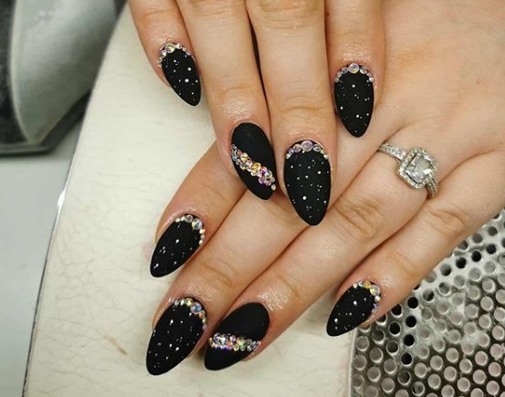 Черный маникюр 2020