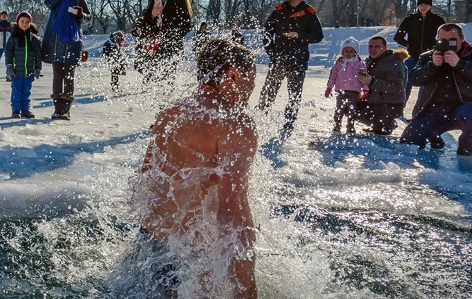 Купание в ледяной воде на Крещение: врач пояснил, как не заболеть
